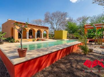 Casa de 4 habitaciones, Izamal · Propiedad Generadora de Ingresos con Potencial de Expansión en Amplio Terreno en Izamal