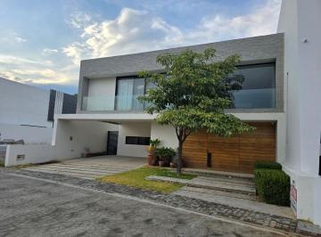 Casa en condominio · 389m² · 4 Recámaras · 4 Estacionamientos · Residencia de Lujo en Dos Niveles