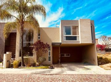 Casa · 300m² · 3 Recámaras · 2 Estacionamientos · Casa de Lujo Dentro de Privada en Cumbres del Lago Juriquilla, Querétaro