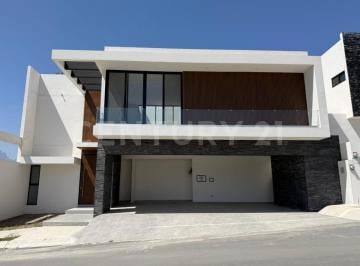 Casa · 490m² · 4 Recámaras · 4 Estacionamientos · Casa en Venta en Pedregal de La Montaña, Carretera Nacional.