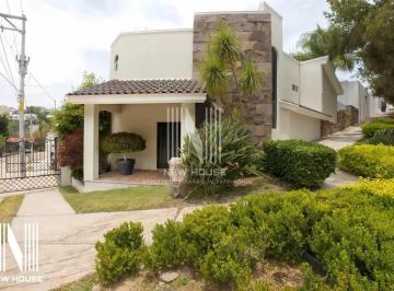 1 · Casa en Venta | Gran Jardín | Equipada con Tecnología Inteligente y Paneles Solares