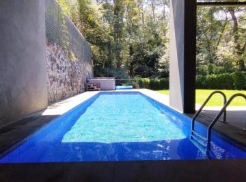 Casa · 280m² · 3 Recámaras · 3 Estacionamientos · Casa en Renta con Alberca Privada en Avándaro y Hermoso Jardín