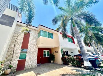 Casa de 4 habitaciones, Puerto Vallarta · Casa Amueblada en Renta en Fluvial Vallarta, Dentro de Residencial Entre Ríos