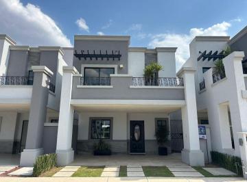 Casa de 3 habitaciones, Pachuca · Casa en Venta de Tres Recamaras, La Principal con Baño Completo y Vestidor