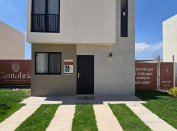 Casa · 82m² · 2 Recámaras · 2 Estacionamientos · Casa