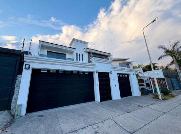 Casa · 457m² · 4 Recámaras · 3 Estacionamientos · Casa en Venta en Bugambilias 2da Sección, Zapopan