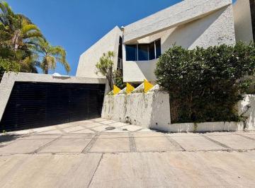 Casa · 456m² · 4 Recámaras · 2 Estacionamientos · Casa en Venta en Col. Jardines de Guadalupe, Zapopan
