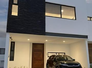 Casa · 200m² · 2 Estacionamientos · Hermosa Casa en Preventa en Capital Norte