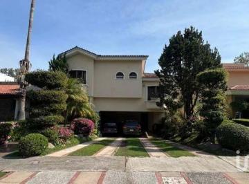 Casa · 451m² · 3 Recámaras · 6 Estacionamientos · Casa en Venta en Valle Real, Zapopan, Jalisco