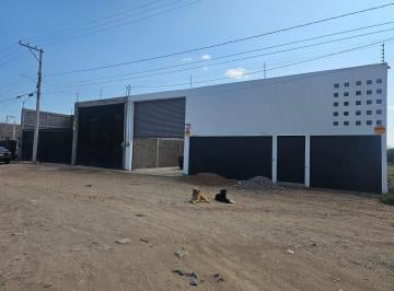 Local comercial · 102m² · 3 Estacionamientos · Amplia Bodega en Los Hornos
