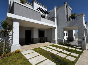 Casa de 3 habitaciones, Pachuca · Casa con 3 Recámaras de 105 m² Superficie de Terreno en Venta en Pachuca