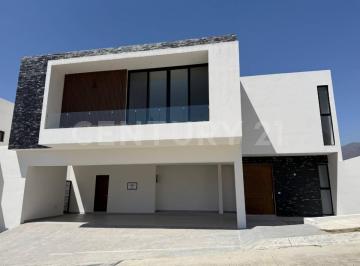 Casa · 467m² · 4 Recámaras · 4 Estacionamientos · Casa en Venta en Pedregal de La Montaña, Zona Carretera Nacional.