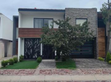 1 · Hermosa Residencia con Alberca en Venta en La Campiña del Bosque