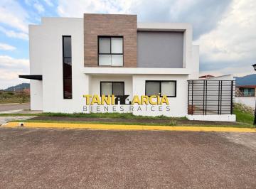 Casa de 3 habitaciones, Fortín · Vendo Bella Casa en Esquina Nueva en Fraccionamiento Privado en Fortín!