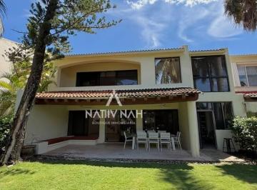 Casa · 3 Recámaras · 2 Estacionamientos · Casa con Jardín Frente Al Canal en Venta y Renta en Isla Dorada, Zona Hotelera, Cancún