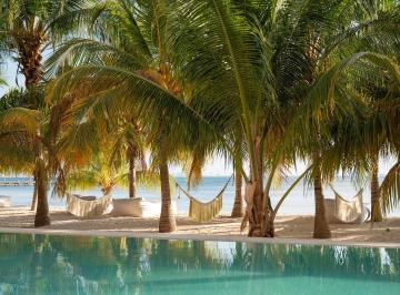 Alberca y acceso a la plata · Departamento en Venta, 4 Recamaras, Beach Front, Artila, Isla Mujeres.
