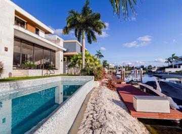 Casa · 1300m² · 4 Recámaras · 4 Estacionamientos · Casa en Venta, 4 Recamaras, Amueblada / Equipada, Puerto Cancun, Canales