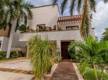 Casa · 461m² · 3 Recámaras · 4 Estacionamientos · Casa en Venta, Puerto Cancun Los Canales, con Muelle, Cancún
