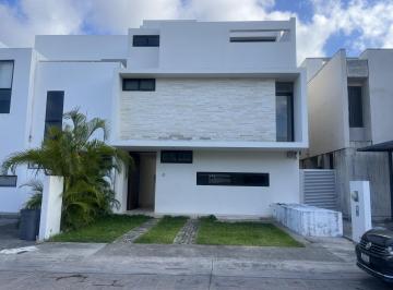 Casa · 240m² · 2 Recámaras · 2 Estacionamientos · Casa en Renta, Residencial Palmaris, Cancún, Qroo