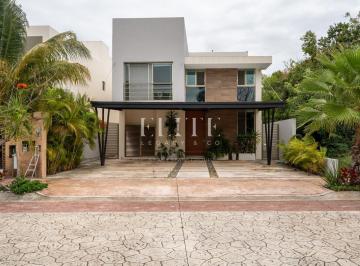 Casa · 360m² · 4 Recámaras · 2 Estacionamientos · Casa en Renta en Residencial Lagos del Sol de 4 Recamaras y Alberca