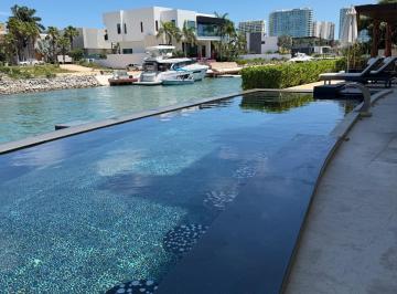 Casa · 980m² · 3 Recámaras · 3 Estacionamientos · Residencia Frente Al Canal en Los Canales, Puerto Cancún