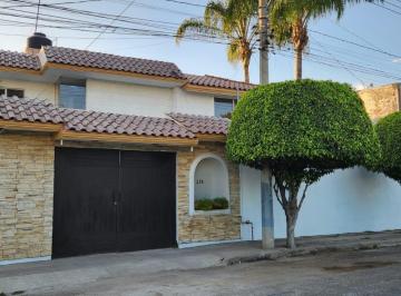 Casa · 240m² · 3 Recámaras · 2 Estacionamientos · Casa en Venta en Jardines del Jerez 1er Sección Frente a Centro Max