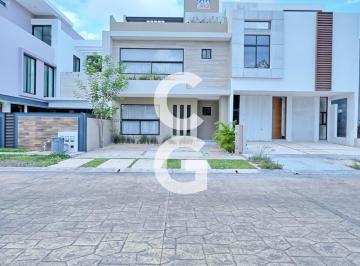 Casa · 250m² · 3 Recámaras · 2 Estacionamientos · Casa en Venta en Cancun en Residencial Arbolada con Jacuzzi y Rooftop