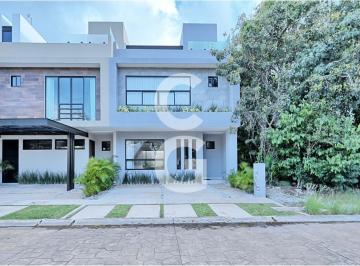 Casa · 250m² · 3 Recámaras · 2 Estacionamientos · Casa en Venta en Cancún en Residencial Arbolada con Roof - Top con Jacuzzi
