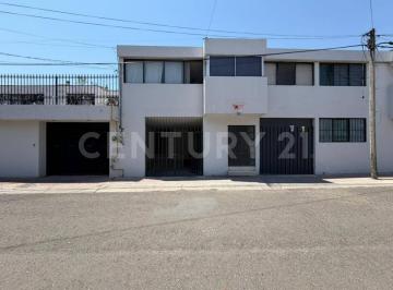 Casa · 177m² · 3 Recámaras · 1 Estacionamiento · Renta de Casa en Jardines de Querétaro