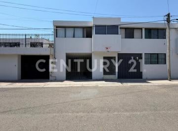 Casa · 177m² · 3 Recámaras · 1 Estacionamiento · Renta de Casa en Jardines de Querétaro