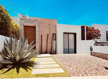 Casa · 200m² · 2 Recámaras · 3 Estacionamientos · Hermosa Casa de un Piso a Doble Altura, en Lomas de Juriquilla