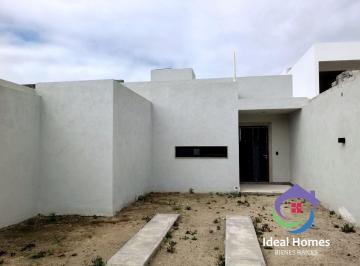 Casa · 140m² · 3 Recámaras · 3 Estacionamientos · Casa en Venta, un Nivel, 3 Recamaras en Tequisquiapan