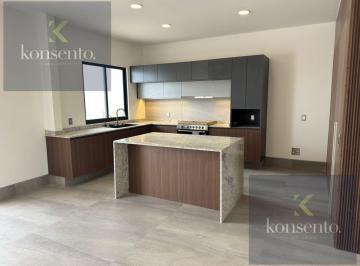 Casa en condominio · 320m² · 4 Recámaras · 2 Estacionamientos · Casa en Condominio con Alberca y Gym 4 Recamaras, Una Abajo