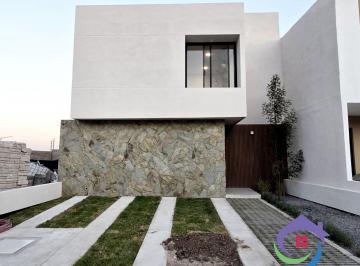 Casa · 138m² · 3 Recámaras · 2 Estacionamientos · Casa en Venta en Capital Sur Querétaro