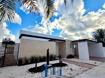 Casa · 220m² · 2 Recámaras · 3 Estacionamientos · Residencia de Una Planta en Venta con Amplio Terreno en Privada con Amenidades