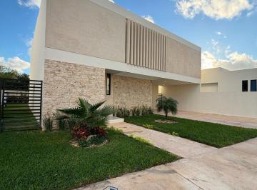 Casa · 301m² · 4 Recámaras · 4 Estacionamientos · Imponente Casa en Venta de 4 Habitaciones con Habitacion en Planta Baja en Exclusiva Privada