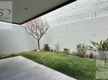 Casa · 340m² · 4 Recámaras · 2 Estacionamientos · Kl/ Renta Casa con 4 Recamaras Más Cuarto de Servicio.