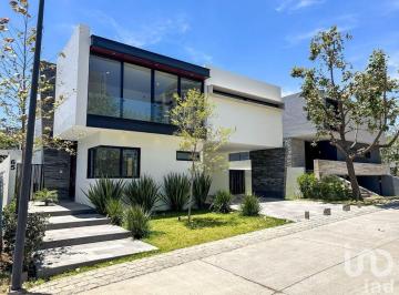 Casa · 415m² · 5 Recámaras · 5 Estacionamientos · Casa en Ventna Nueva en Valle Real, Zapopan, Jl