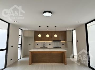 Casa · 220m² · 4 Recámaras · 2 Estacionamientos · Hermosa Casa en Venta en Fraccionamiento Rubi Animas