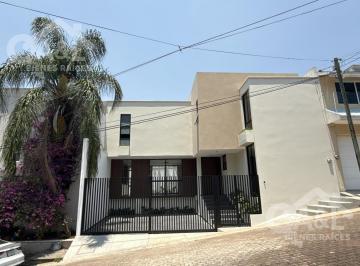 Casa · 220m² · 4 Recámaras · 2 Estacionamientos · Hermosa Casa en Venta en Fraccionamiento Rubi Animas