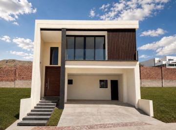 Casa de 3 habitaciones, Chihuahua · Casa en Venta Altozano con Recamara en Planta Baja y Frente a Area Verde