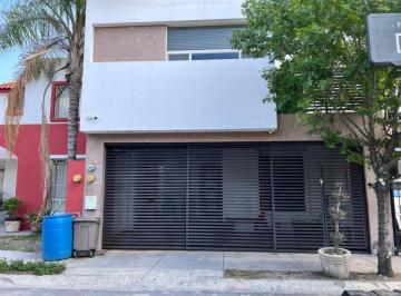 Casa · 200m² · 3 Recámaras · 1 Estacionamiento · Casa en Jardines de Andalucía