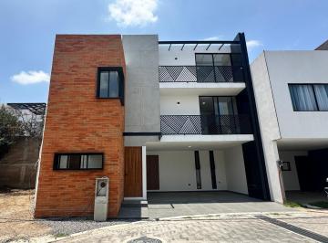 Casa · 230m² · 3 Recámaras · 2 Estacionamientos · Casa en Venta en Cholula