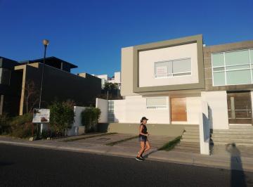 Casa · 290m² · 3 Recámaras · 3 Estacionamientos · Casas en Renta Cumbres del Lago Juriquilla Qro Gps