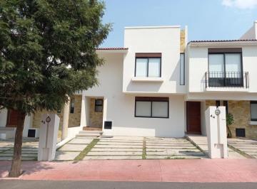 fbf06fd09e3b80b997661a03e90971fbfe1200fe12650857e3acd17f4fc6034a · Venta de Casa en Artessa, Zibatá. Cerca de La Anáhuac, Iluminación y Seguridad