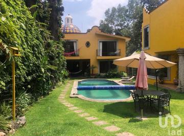 Casa · 307m² · 3 Recámaras · 3 Estacionamientos · En Venta Casa en Conjunto de 7 Casas en Chamilpa.