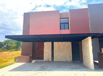 Casa · 220m² · 3 Recámaras · 2 Estacionamientos · Casa en Venta en Altozano