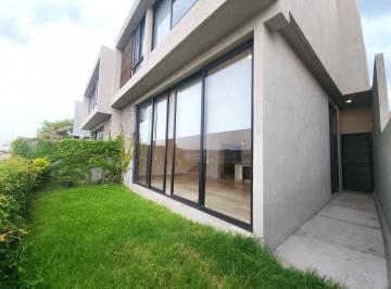 Casa · 230m² · 3 Recámaras · 2 Estacionamientos · Casa en Renta en Altozano