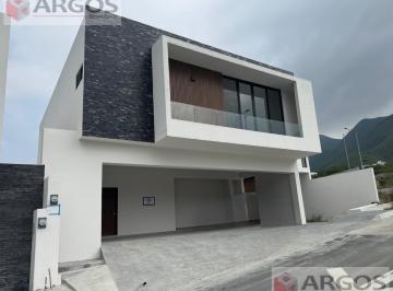 Casa · 467m² · 4 Recámaras · 4 Estacionamientos · Casa en Venta en El Uro