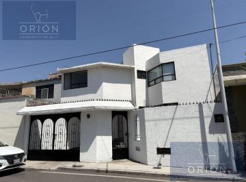 Casa · 207m² · 3 Recámaras · 2 Estacionamientos · Casa Amplia Renta Estudio Cerca Tecmilenio Queretaro
